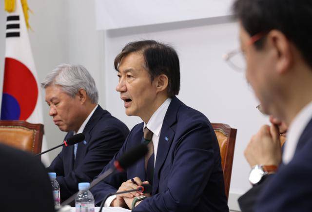 조국(가운데) 조국혁신당 비상대책위원장이 24일 서울 여의도 국회에서 열린 '검찰권 오남용 문제점과 해결방안' 토론회에 참석해 발언하고 있다. 연합뉴스