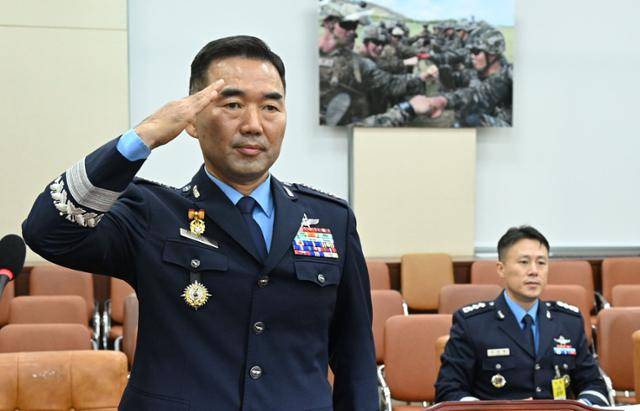 진영승 합참의장 후보자가 24일 서울 여의도 국회 국방위에서 열린 인사청문회에 출석, 발언을 마친 뒤 거수경례하고 있다. 고영권 기자