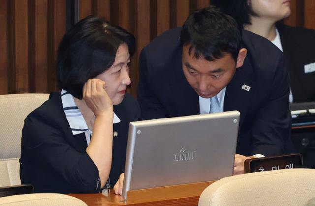 추미애 법사위원장이 15일 서울 여의도 국회에서 열린 본회의에서 김용민 법안심사제1소위 위원장과 대화하고 있다. 고영권 기자