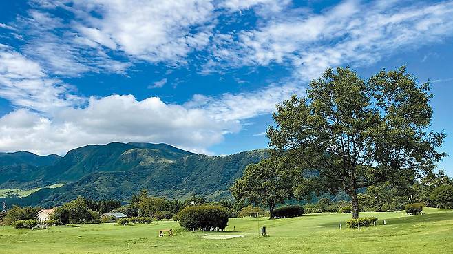 아소산의 자연을 파노라마로 즐길 수 있는 초요파크골프장. /비타투어 제공