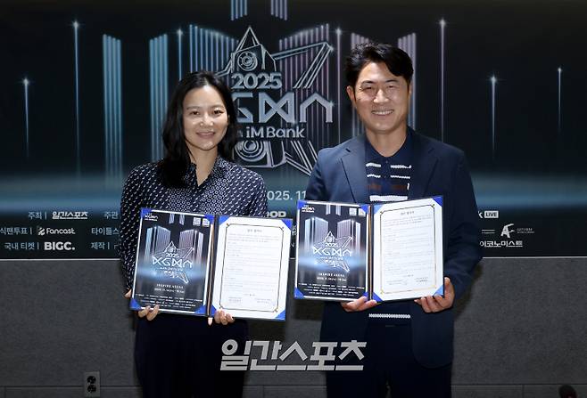 이데일리M과 KT ENA간의 2025 KGMA 상호협력을 위한 업무협약식이 23일 오후 서울 중구 KG타워 대회의실에서 열렸다. 곽혜은 이데일리M 대표이사와 김호상 KT ENA 대표이사가 협약서에 서명 후 함께 포즈를 취하고 있다. 김민규 기자 mgkim1@edaily.co.kr /2025.09.23/