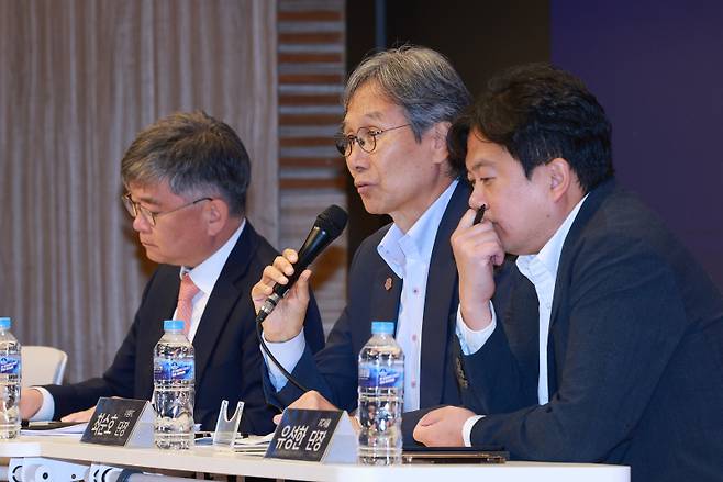 <yonhap photo-3662=""> 구단을 운영하는 입장에서 (서울=연합뉴스) 신현우 기자 = 최순호 수원FC 단장이 23일 서울 성동구 한양대학교 경영관 SKT홀에서 열린 2025 K리그 주요 현안 공청회에 참석해 발언하고 있다. 이번 공청회는 K리그1 적정 팀 수와 K리그 외국인 선수 쿼터 제도를 주제로 열렸다. 왼쪽부터 구창용 제주 SK 대표, 최 단장, 유성한 FC서울 단장. 2025.9.23 nowwego@yna.co.kr/2025-09-23 15:11:38/ <저작권자 ⓒ 1980-2025 ㈜연합뉴스. 무단 전재 재배포 금지, AI 학습 및 활용 금지></yonhap>