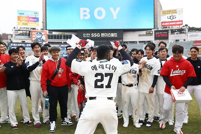 지난 3월 열린 젠더리빌 행사에서 동료들의 축하를 받고 있는 에레디아. 에레디아의 셋째는 아들이다. SSG 제공