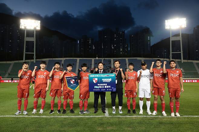 지난 21일 부산 구덕운동장에서 열린 K리그2 30라운드 중 '2025 K리그 PlayONE CUP'(이하 플레이원 컵) 출정식을 진행한 부산과 발달장애인 축구팀 다이나믹FC. 사진=부산