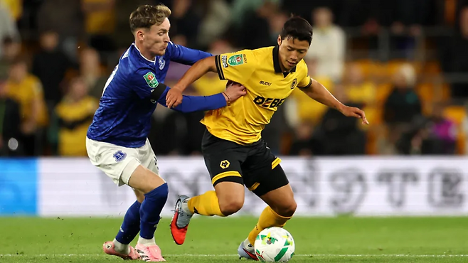 24일 몰리뉴 스타디움에서 열린 에버턴과의 2025~26 카라바오컵 3라운드에 나선 울버햄프턴 황희찬(오른쪽). 사진=울버햄프턴