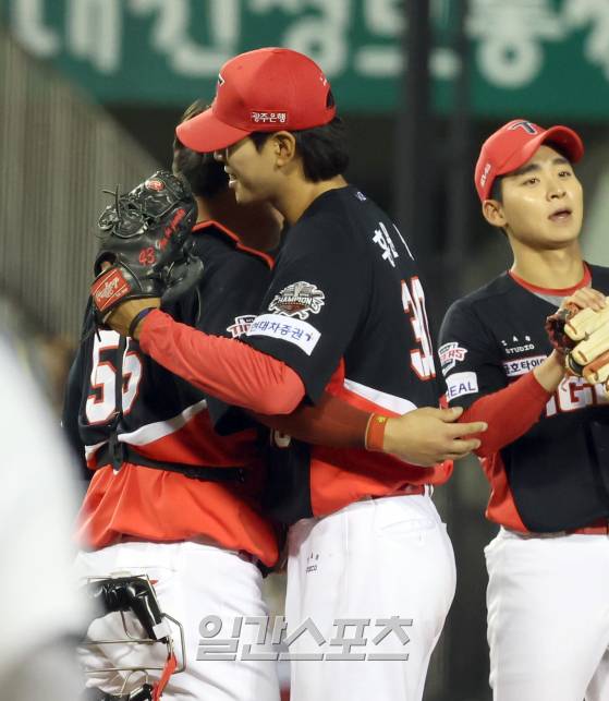 지난 6월 3일 잠실 두산전에서 프로 데뷔전을 치른 홍원빈이 경기 종료 후 포수 한준수와 포옹하고 있다. 잠실=정시종 기자