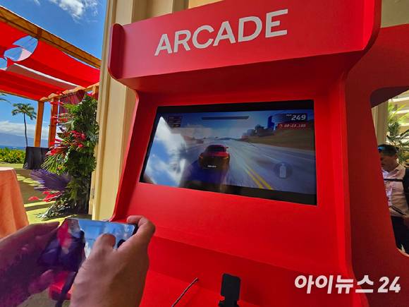 23일(현지시간) 마우이 하얏트 리젠시 리조트&스파 내 마련된 스냅드래곤 아케이드존에서 방문객이 퀄컴 칩셋이 탑재된 게임기를 체험하고 있는 모습. [사진=안세준 기자]