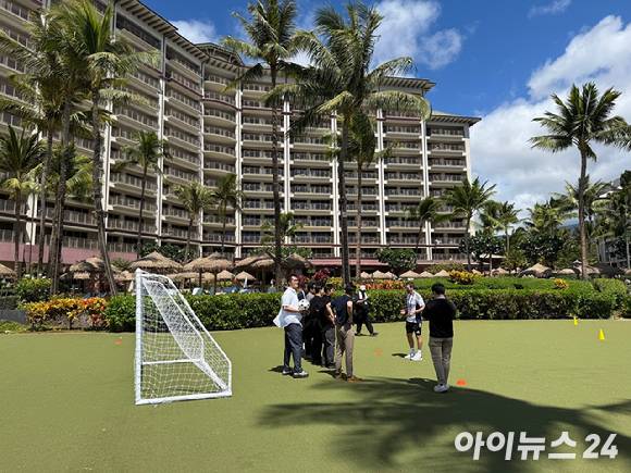 23일(현지시간) 마우이 하얏트 리젠시 리조트&스파 내 마련된 트레이닝 체험존에서 국내외 취재진들이 맨체스터유나이티드의 축구 훈련 지도를 받고 있는 모습. [사진=공동취재단]