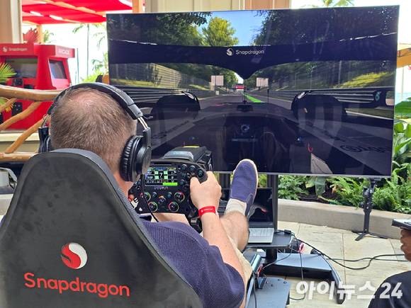 23일(현지시간) 마우이 하얏트 리젠시 리조트&스파 내 마련된 스피드존에서 방문객이 레이싱 게임을 체험하고 있는 모습. [사진=안세준 기자]