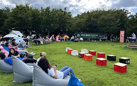 읽을 틈에 조성된 리딩존. 빈백에 몸을 기대어 책과 휴식을 여유롭게 즐기는 시민들의 모습 [사진=달성군]