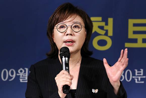양금희 경북도 경제부지사가 24일 아시아포럼 21 정책토론회에서 기자들의 질의에 답하고 있다 [사진=아시아포럼 21]