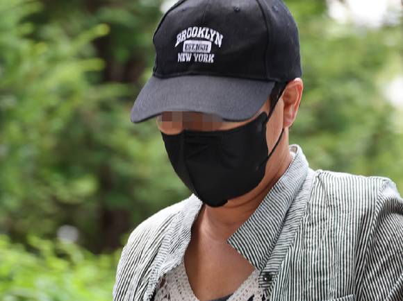 남편의 신체 중요 부위를 절단해 살해하려 한 혐의를 받는 50대 여성이 지난달 2일 구속 전 피의자 심문(영장실질심사)이 열리는 인천지법에 들어서고 있다. [사진=연합뉴스]