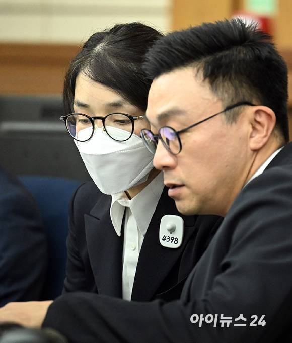 윤석열 전 대통령의 배우자 김건희 여사가 24일 서울 서초동 서울중앙지법에서 열린 김 여사의 특정범죄가중처벌법상 알선수재 및 자본시장법·정치자금법 위반 등 사건 첫 재판에 출석하고 있다. [사진=사진공동취재단]