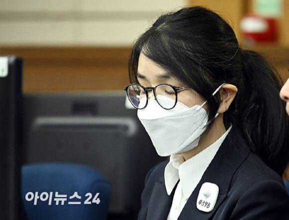 윤석열 전 대통령의 배우자 김건희 여사가 24일 서울 서초동 서울중앙지법에서 열린 김 여사의 특정범죄가중처벌법상 알선수재 및 자본시장법·정치자금법 위반 등 사건 첫 재판에 출석하고 있다. [사진=사진공동취재단]