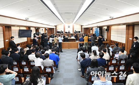 윤석열 전 대통령의 배우자 김건희 여사가 24일 서울 서초동 서울중앙지법에서 열린 김 여사의 특정범죄가중처벌법상 알선수재 및 자본시장법·정치자금법 위반 등 사건 첫 재판에 출석하고 있다. [사진=정소희 기자]