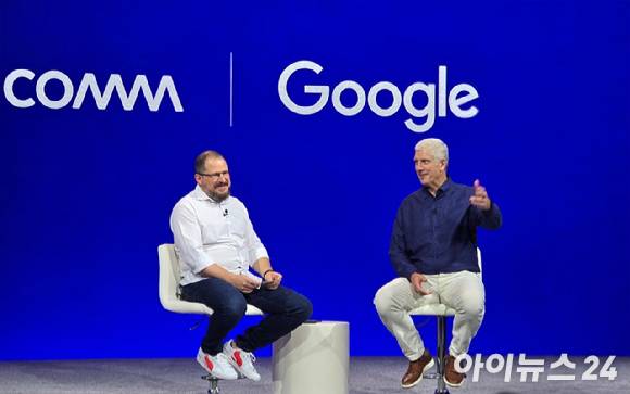 23일(현지시간) 하와이 마우이 하얏트 리젠시 마우이 리조트&스파에서 열린 스냅드래곤 서밋 2025 키노트 무대에서 크리스티아노 아몬 퀄컴 최고경영자(왼쪽)와 릭 오스터로 구글 플랫폼·기기 부문 수석부사장(SVP)이 대화를 나누고 있다. [사진=안세준 기자]