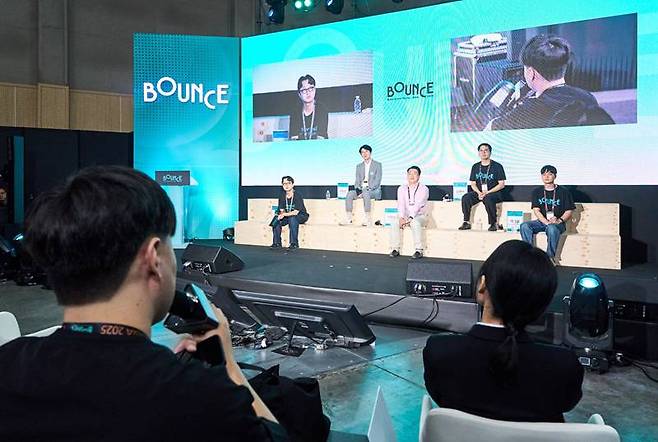 언컨퍼런스 참석자가 연사와 자유롭게 대화하고 있다 / 출처=IT동아