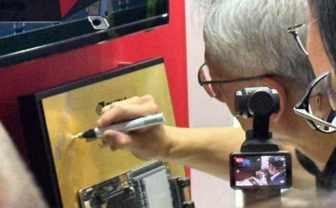 지난 5월 젠슨 황 엔비디아 CEO는 아시아 최대 IT 전시회인 '컴퓨텍스 2025' SK하이닉스 부스를 찾아 전시 중인 HBM에 사인했다. 그는 이날 "HBM4를 잘 지원해달라"고 말했다. 불과 10년 전엔 상상도 못할 장면이었다. 연합뉴스