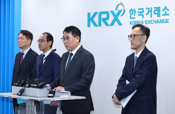 이승우 주가조작 근절 합동대응단장(오른쪽 두번째)이 23일 불공정거래 사건 브리핑을 하고 있다. [뉴시스]