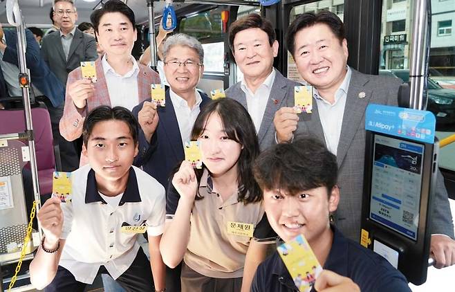 오영훈 제주지사(오른쪽 위)와 제주지역 학생 등이 청소년 대중교통 무료화 첫날인 지난 8월 13일 버스 안에서 제주교통복지카드를 들어 보이고 있다. [사진 제주도]