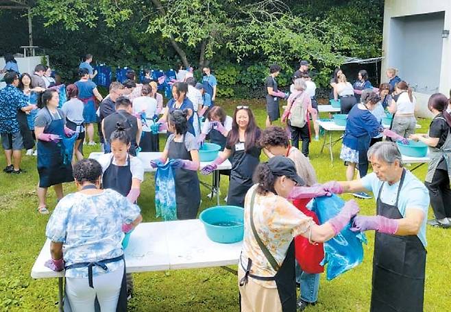 ‘제주와의 약속’ 주요 이벤트인 ‘제주와 함께하는 마음의 고향 여행’에 나선 입양인들이 지난 6월 8일부터 11일까지 제주를 여행하며 체험활동을 하고 사진을 남기고 있다.