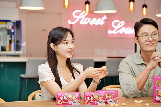 노혜림 롯데웰푸드 비스킷마케팅팀 담당과 박영진 롯데웰푸드비스킷마케팅팀 팀장. 칸쵸 출시 40주년을 기념하기 위해 칸쵸 표면에 이름을 새기자는 노 담당의 아이디어가 제품 출시 2주 만에 초도물량 100만개 완판이라는 기록을 세웠다. 사진 롯데웰푸드