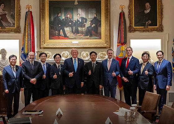 도널드 트럼프 미국 대통령이 지난달 30일(현지시간) 백악관 에서 한국 측 협상단과 함께 엄지 손가락을 치켜 세운 채 기념 촬영 하고 있다. 단체 뒤편으로 에이브러햄 링컨 전 대통령이 율리시스 S 그랜트 장군 등과 회의하는 그림이 걸려 있다. 왼쪽부터 최지영 기획재정부 국제경제관리관, 하워드 러트닉 미 상무장관, 여한구 통상교섭본부장, 김정관 산업통상자원부 장관, 트럼프 대통령, 구윤철 부총리 겸 기획재정부 장관, 제이미슨 그리어 미국무역대표부 대표, 스콧 베센트 미 재무장관, 박정성 무역투자실장, 마코 루비오 미 국무장관. [사진 백악관 엑스(X)]