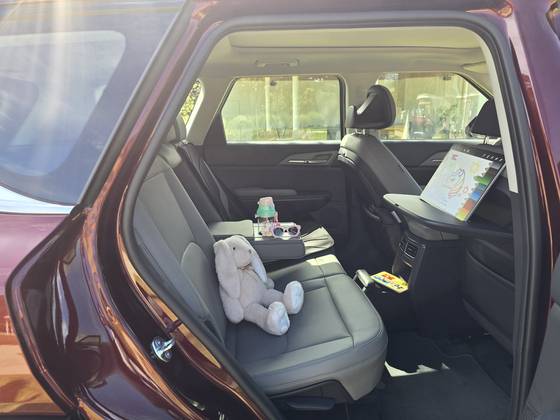 기아 EV5 2열은 넓은 실내 공간과 뒷좌석 탑승자를 위한 시트백 테이블, 콘솔서랍 등 편의장치를 갖췄다. 이수정 기자