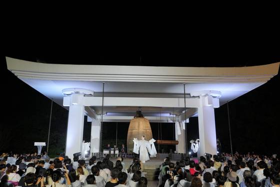24일 국립경주박물관에서 열린 성덕대왕신종 타음 공개행사에서 이애주한국전통춤회'가 '천년 울림 - 종의 기원'이라는 주제로 전통춤을 선보이고 있다. 사진 국립경주박물관