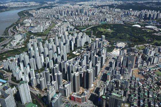 서울 송파구 롯데월드 서울스카이 전망대서 바라본 아파트 단지 모습. 뉴스1