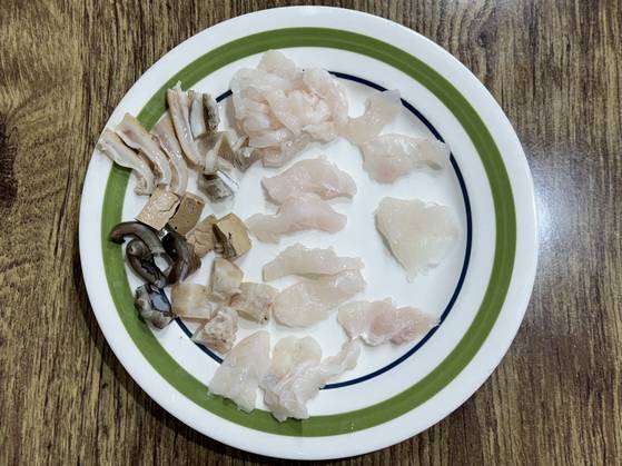 제주도의 식당 ‘진미명가’ 다금바리 코스 가운데 머리 부위 살점과 내장 등으로 구성된 특수부위. [사진 박상현]