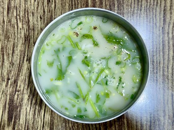 제주도의 식당 ‘진미명가’ 다금바리 코스 가운데 머리와 뼈를 우려낸 곰탕. [사진 박상현]