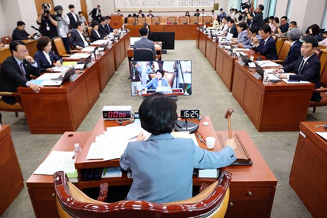 추미애 국회 법제사법위원회 위원장이 24일 오후 서울 여의도 국회에서 열린 전체회의에서 의사봉을 두드리고 있다. /뉴시스