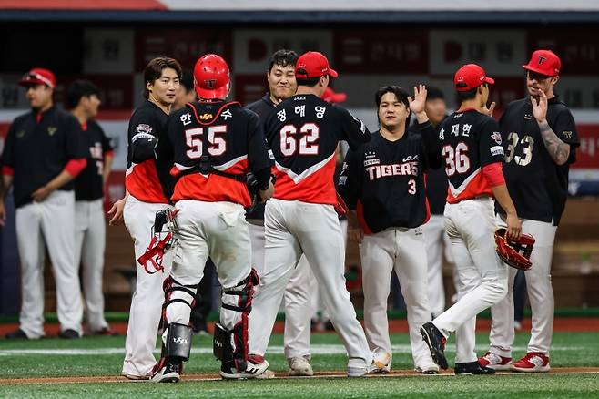 ▲ 키움 히어로즈와의 원정 경기에서 승리한 선수단 [KIA 타이거즈]