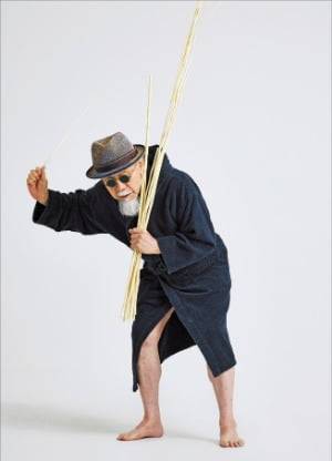 성능경 작가의 ‘회초리질: 쌩~ 휙!’ 백아트 제공