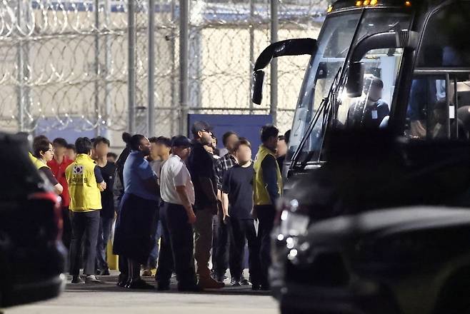 이민단속으로 체포됐던 현대차-LG엔솔 배터리공장 건설 현장 직원들이 애틀란타 공항으로 향하기 위해 11일(현지시간) 미국 조지아주 포크스턴의 이민세관단속국(ICE) 구금시설을 나서며 버스에 탑승하고 있다. /사진=연합뉴스