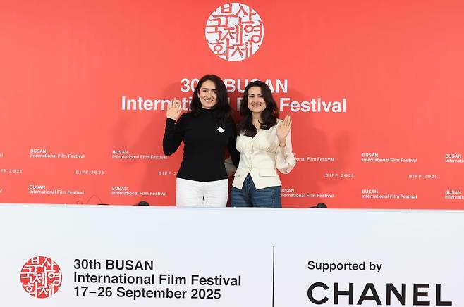 이저벨 칼란다 감독과 파르조나 시린벡 프로듀서(오른쪽)가 19일 오전 부산 해운대구 영화의전당 비프힐에서 열린 제30회 부산국제영화제(BIFF) 경쟁 부문 '또 다른 탄생’ 기자회견에 참석해 포즈를 취하고 있다. /뉴스1