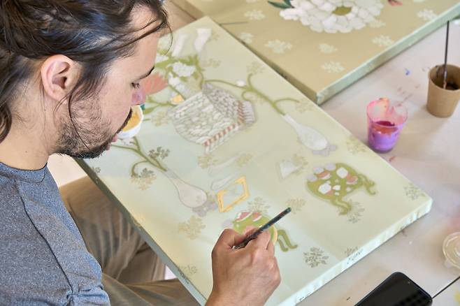 라니서울의 크로스컬처럴 아티스트 레지던시 프로그램에 참여한 프랑스 태생 작가 앙투안 카르본이 한복 원단을 캔버스 삼아 작업하고 있다. /라니서울