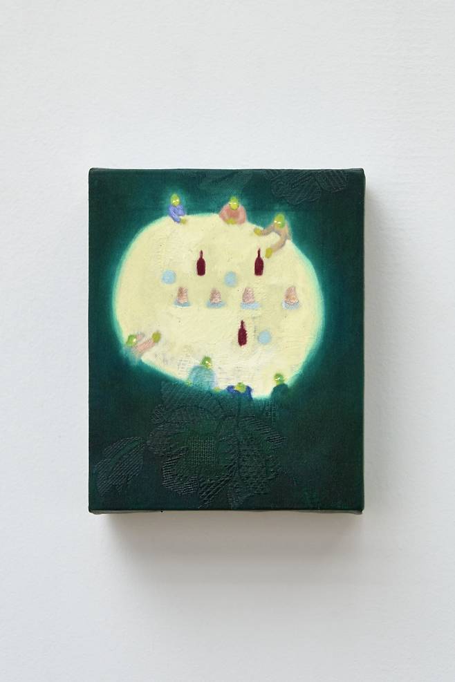 한국 전통 시장에 산더미처럼 쌓인 나물을 보고 작품 속에 녹인 소피의 작품. Same Old Story 1, 2025, oil on korean fabric, 8x10x3cm (green). /라니서울