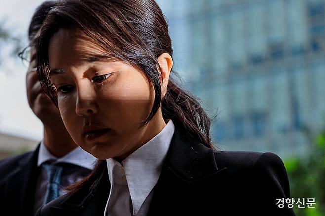 윤석열 전 대통령의 부인 김건희 여사가 지난 6일 서울 KT광화문West빌딩에 있는 민중기 특별검사 조사실에 출석하고 있다. 이준헌 기자