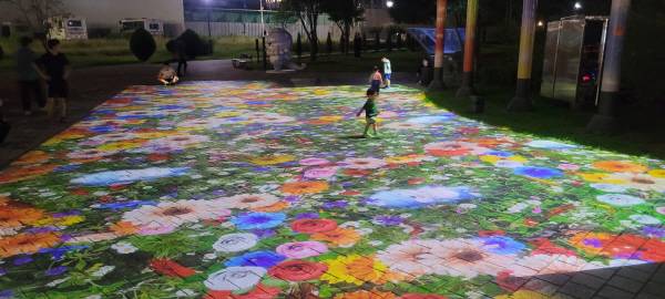 진주시 충무공동 물초울공원에 설치된 미디어파사드에 ‘진주샛(JINJUSat-1B) 인공위성 발사’와 관광캐릭터인 ‘하모와 아요의 꽃놀이’ 인터렉션 콘텐츠를 추가해 눈길을 끈다. 진주시 제공