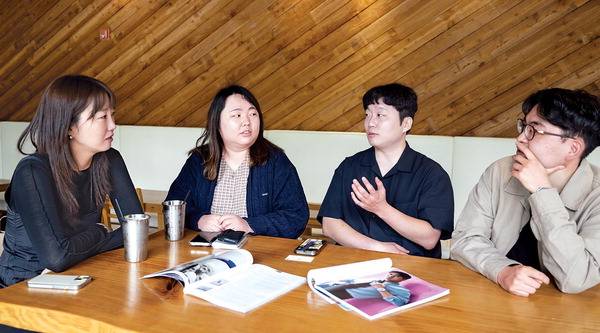 지난 23일 부산 해운대구 영화의전당 인근 카페에서 부산국제영화제(BIFF)의 ‘찐팬’ 30대 4명이 올해 영화제에 관해 느낀 점을 말하고 있다. 왼쪽부터 파도씨네 정청비 대표, 채지연 일러스트레이터, 부산국제단편영화제 강병주 운영팀장, 부산영화평론가협회 김민우 간사. 전민철 기자 jmc@kookje.co.kr