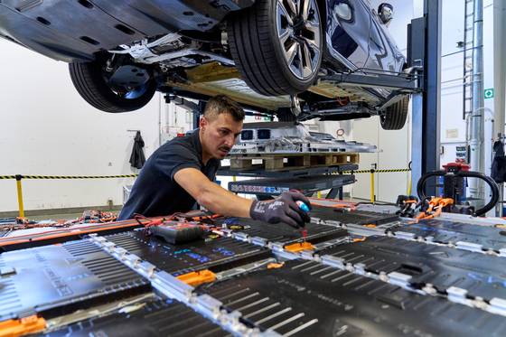 An engineer disassembles a BMW at the company's Recycling and Dismantling Center on the outskirts of Munich. [BMW KOREA]