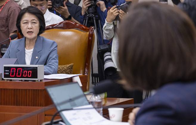 추미애 국회 법제사법위원장이 24일 국회에서 열린 법제사법위원회 전체 회의에서 발언하고 있다. 연합뉴스