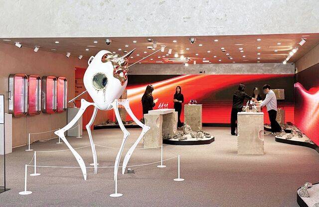 23일 서울 강남구 복합문화공간 ‘일상비일상의틈’에서 아이폰17 출시 기념 팝업 전시가 열리고 있다. LG유플러스 제공