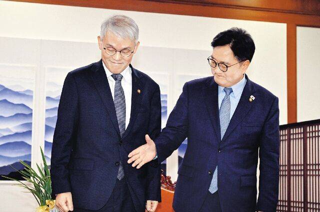 우원식(오른쪽) 국회의장이 24일 국회에서 천대엽 법원행정처장을 접견한 뒤 악수를 청하고 있다. 이병주 기자