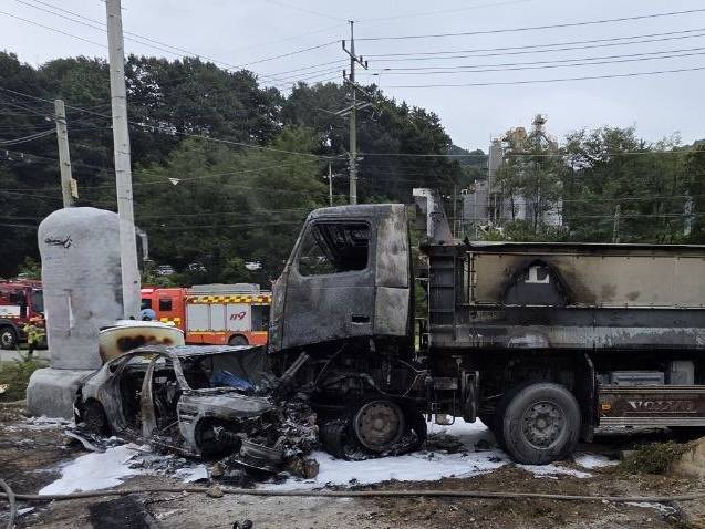 안성시 보개면 화물차 충돌사고 현장. 경기도소방재난본부 제공