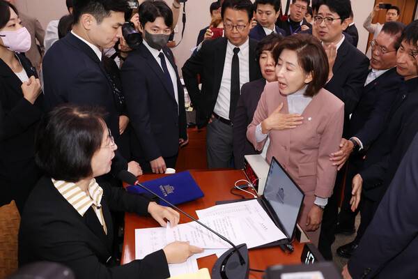 ▲ 22일 서울 여의도 국회 법제사법위원회에서 열린 '건진법사 관봉권 띠지' 분실 관련 검찰개혁 입법청문회에서 국민의힘 나경원 의원이 추미애 위원장의 질서유지권 발동 등에 항의하고 있다. ⓒ연합뉴스