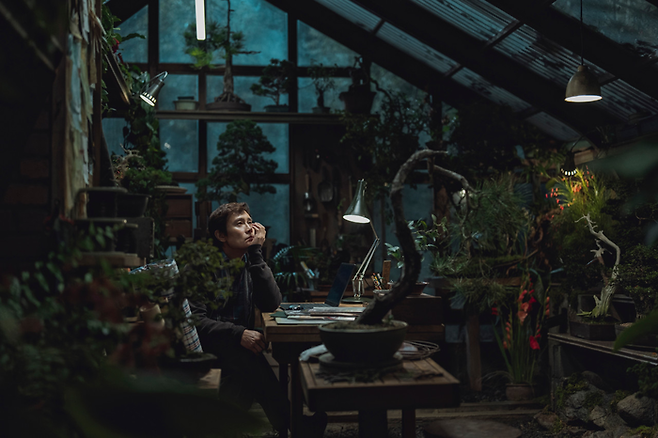 영화 ‘어쩔수가없다’의 한 장면. 영화는 나무, 치통, 첼로 등 상징과 은유로 가득하다. [CJ ENM]