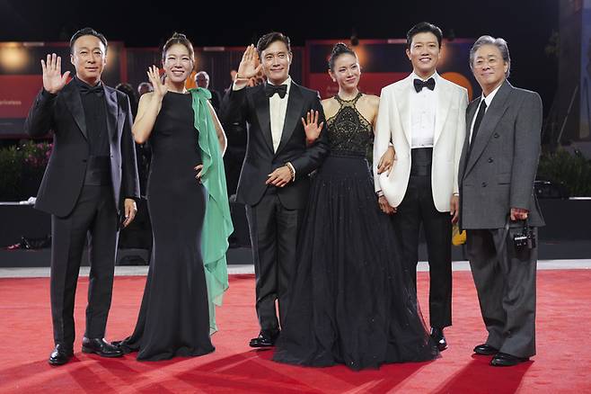 지난달 29일(현지시간) 이탈리아 리도섬에서 열린 베네치아영화제에 참석한 ‘어쩔수가없다’의 주역들. 오른쪽부터 박찬욱 감독, 배우 박희순·손예진·이병헌·염혜란·이성민. [AP·연합뉴스]